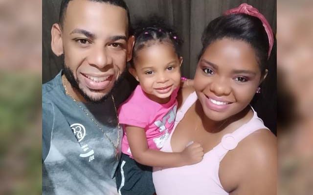 Maria Luiz, de apenas 2 anos e 9 meses, com os pais, Anderson Vilela e Milena de Brito. Foto: Arquivo de Família