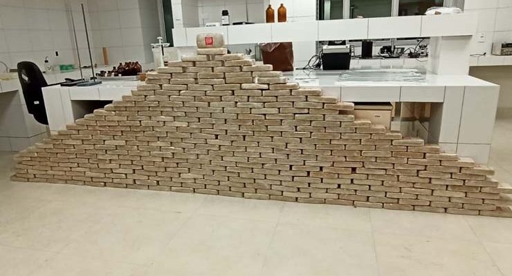 Motorista é preso com 330 kg de cocaína em fundo falso de caminhão em Mato Grosso — Foto: Divulgação.