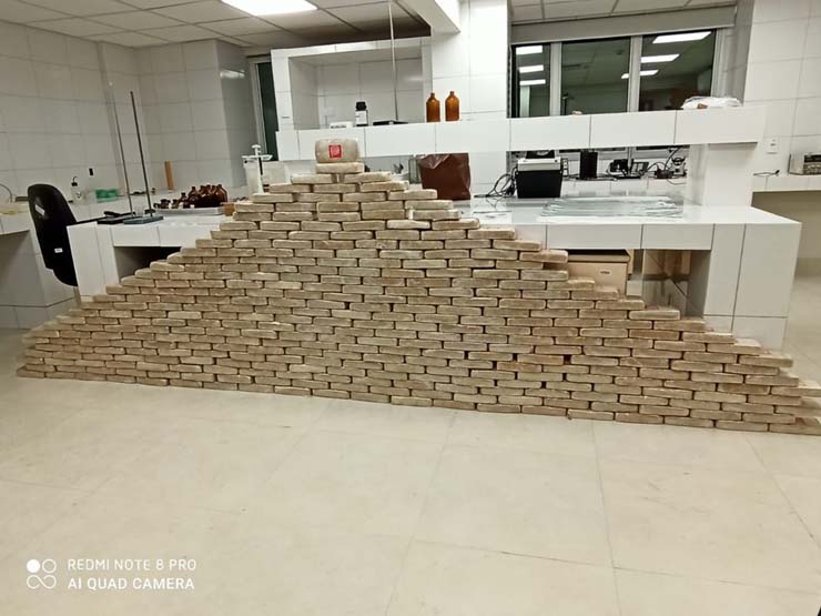 Motorista é preso com 330 kg de cocaína em fundo falso de caminhão em Mato Grosso — Foto: Divulgação.