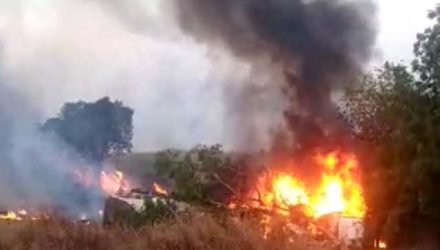 Caminhão carregado com plumas de algodão pega fogo após batida entre Ibirá e Urupês — Foto: Arquivo Pessoal