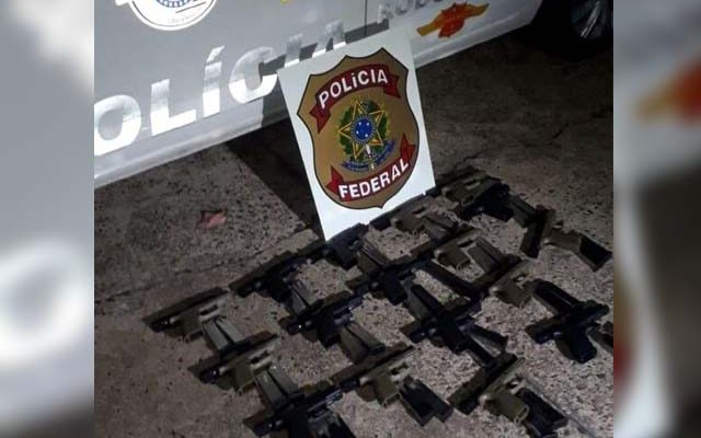 Armas foram apreendidas em ação conjunta das polícias Federal e Militar Rodoviária (Foto: Divulgação)