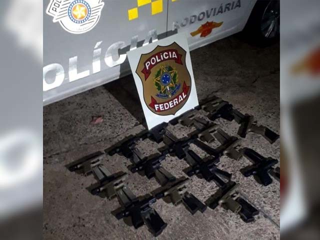 Armas foram apreendidas em ação conjunta das polícias Federal e Militar Rodoviária (Foto: Divulgação)