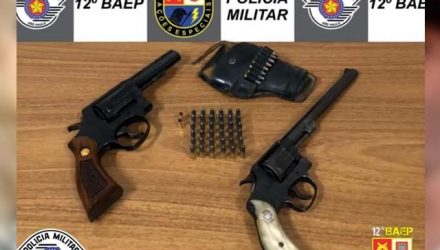 Foram apreendidos um revólver calibre .32mm e outro .38mm, além de farta munição. Foto: DIVULGAÇÃO/PM