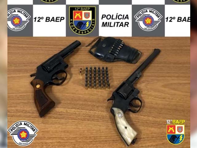 Foram apreendidos um revólver calibre .32mm e outro .38mm, além de farta munição. Foto: DIVULGAÇÃO/PM