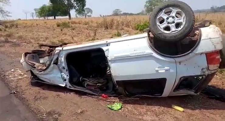 Carro capotou várias vezes e saiu da pista — Foto: Reprodução.