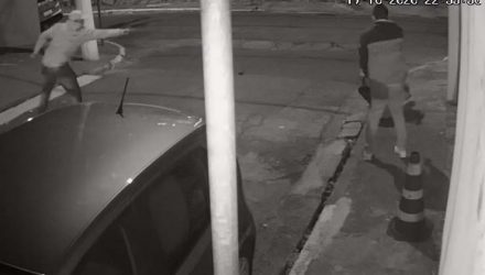 Câmeras de segurança captam imagens de tentativa de assalto no Itaim Bibi, Zona Sul de SP, na noite deste sábado (17) — Foto: Reprodução/TV Globo.