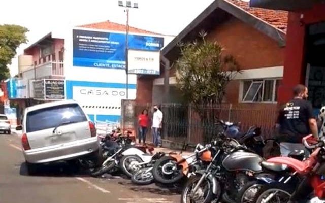 14 motos foram atingidas pelo veículo desgovernado e dirigido pela mulher. Foto: DIVULGAÇÃO