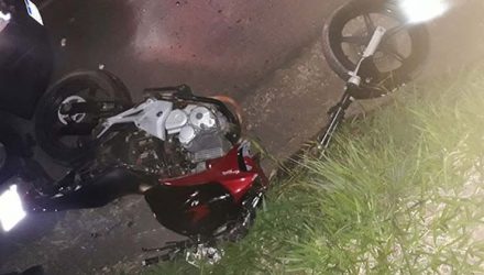 Jovem morre ao bater moto de alta cilindrada na traseira de caminhão em Paraguaçu Paulista — Foto: Assiscity/Divulgação.