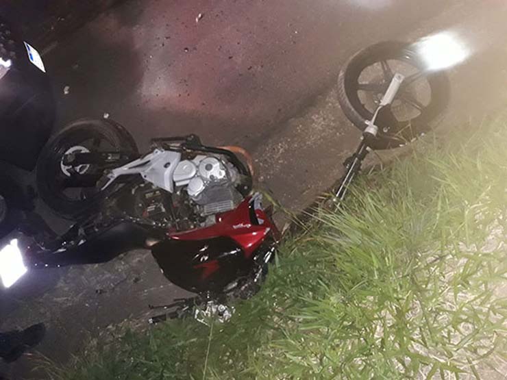 Jovem morre ao bater moto de alta cilindrada na traseira de caminhão em Paraguaçu Paulista — Foto: Assiscity/Divulgação.