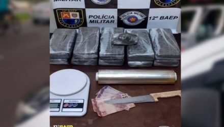 Foram apreendidos R$ 30,00, 8.104 Kg de maconha, 01 Balança de precisão, 01 Rolo de Papel Filme e 01 Faca. Foto: DIVULGAÇÃO/BAEP