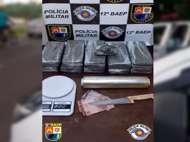 Foram apreendidos R$ 30,00, 8.104 Kg de maconha, 01 Balança de precisão, 01 Rolo de Papel Filme e 01 Faca. Foto: DIVULGAÇÃO/BAEP