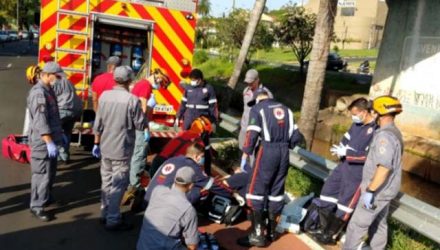 Momento em que a vítima estava sendo socorrida na av. Nuno pelos bombeiros e Samu / Foto: JC Imagens