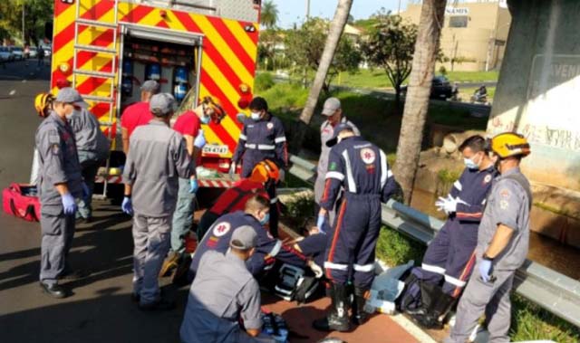 Momento em que a vítima estava sendo socorrida na av. Nuno pelos bombeiros e Samu / Foto: JC Imagens