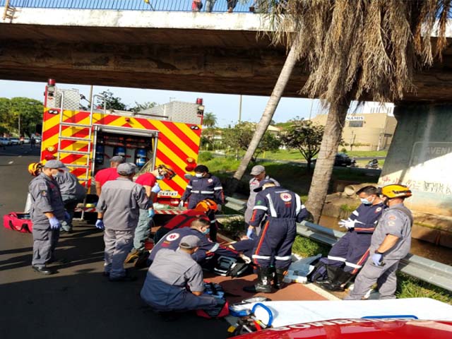 Cadeira de rodas é possível avistar na parte superior do viaduto, quando a equipe chegou; ao lado a PM, Imprensa e pedestres / Foto: JC Imagens