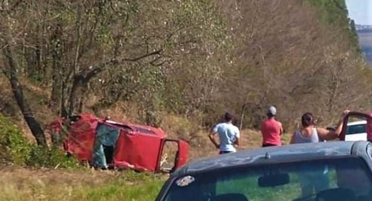 Carro bateu em um barranco e depois atingiu uma árvore em Dois Córregos — Foto: Arquivo pessoal.