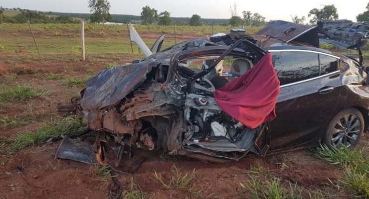 Duas pessoas morrem após carro bater em capivara e capotar várias vezes na BR-267, em Nova Andradina (MS). — Foto: Luiz Gustavo/Jornal da Nova.