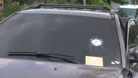 Carro de homem que entrou por engano em comunidade da Zona Norte do Rio foi atingido por pelo menos quatro tiros — Foto: Reprodução/ TV Globo.