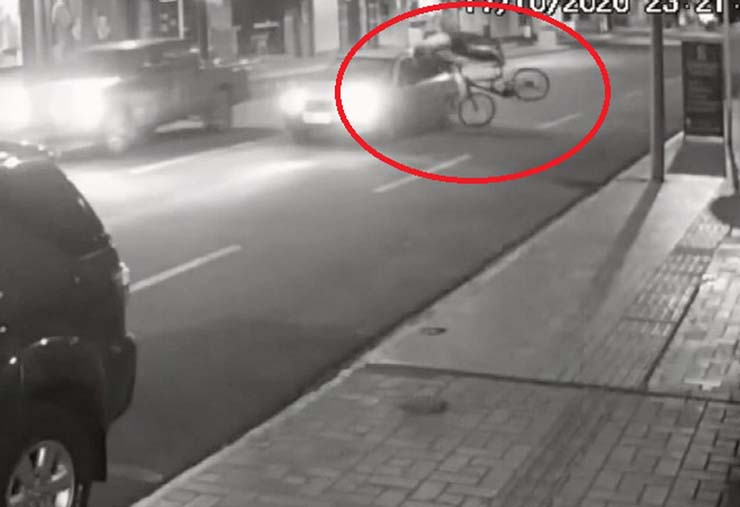 Ciclista na contramão é atropelado no centro de Rio Brilhante (MS). — Foto: Câmera de Segurança/Imagem.