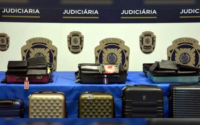 Oito malas contendo mais de 170 kg de cocaína, avaliada em 6 milhões de euros, o que equivale a cerca de R$ 40 milhões. Foto: Polícia Judiciária de Portugal
