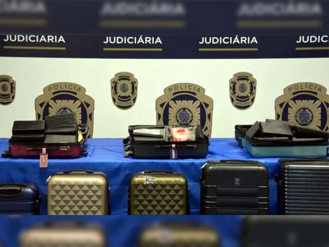 Oito malas contendo mais de 170 kg de cocaína, avaliada em 6 milhões de euros, o que equivale a cerca de R$ 40 milhões. Foto: Polícia Judiciária de Portugal