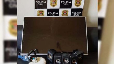 Foram recuperados e devolvidos às respectivas vítimas uma TV 42”, máquina de polimento e um home theater. Foto: DIVULGAÇÃO/PC