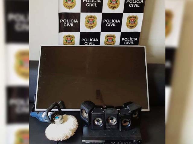 Foram recuperados e devolvidos às respectivas vítimas uma TV 42”, máquina de polimento e um home theater. Foto: DIVULGAÇÃO/PC