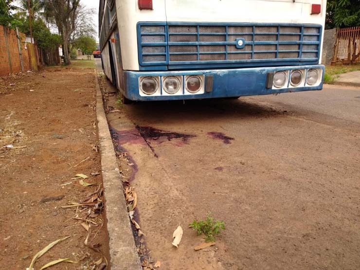 Local onde corpo de homem de 40 anos foi encontrado na manhã desta segunda-feira — Foto: Robson de Souza/TV Morena.