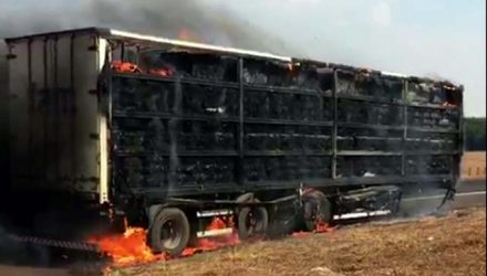 Caminhão ficou completamente destruído em Icém — Foto: Arquivo Pessoal