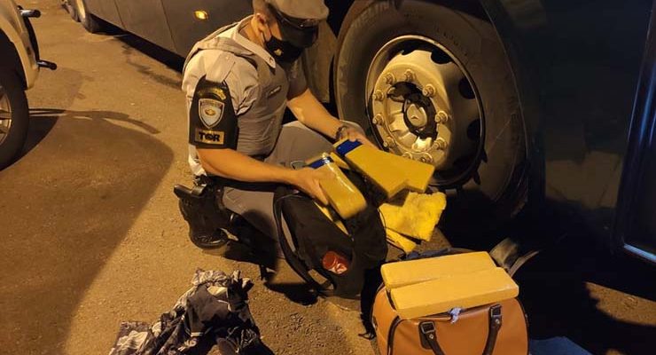 Fiscalização encontrou drogas na bagagem de passageiro de um ônibus — Foto: Polícia Militar Rodoviária.