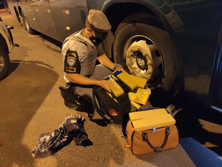 Fiscalização encontrou drogas na bagagem de passageiro de um ônibus — Foto: Polícia Militar Rodoviária.