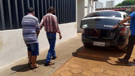 O desempregado J. L. S., de 40 anos (atrás), foi indiciado com base na Lei Maria da Penha, mas vai responder ao processo em liberdade. Foto: MANOEL MESSIAS/Agência