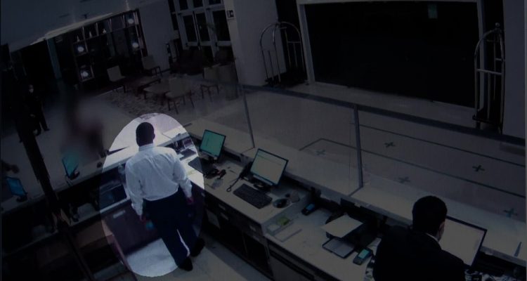 Polícia do Rio prendeu flagrante de um funcionário de um hotel na Barra da Tijuca suspeito de invadir quarto de hóspede e abusar dela — Foto: Reprodução/ TV Globo.