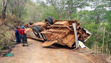 Mais de 30 pessoas ficaram feridas em acidente em Pompeia — Foto: Corpo de Bombeiros/Divulgação
