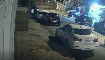 Policial civil (de branco) aponta arma durante troca de tiros em Campinas — Foto: Reprodução/EPTV.