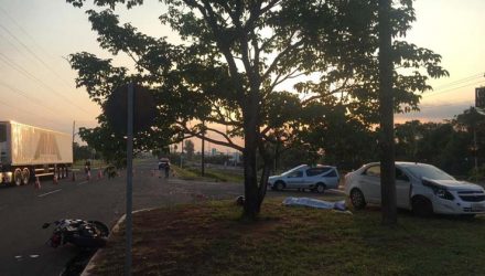 Colisão entre os dois veículos foi em ponto de cruzamento com semáforo — Foto: Luana Rodrigues/TV Morena.
