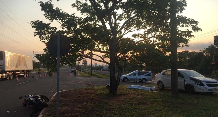 Colisão entre os dois veículos foi em ponto de cruzamento com semáforo — Foto: Luana Rodrigues/TV Morena.