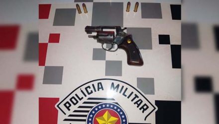 Foram apreendidos um revólver calibre .38mm, acabamento cromado, cano medindo 2 polegadas, municiado com 5 munições intactas. Foto: DIVULGAÇÃO/PM