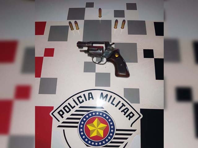 Foram apreendidos um revólver calibre .38mm, acabamento cromado, cano medindo 2 polegadas, municiado com 5 munições intactas. Foto: DIVULGAÇÃO/PM