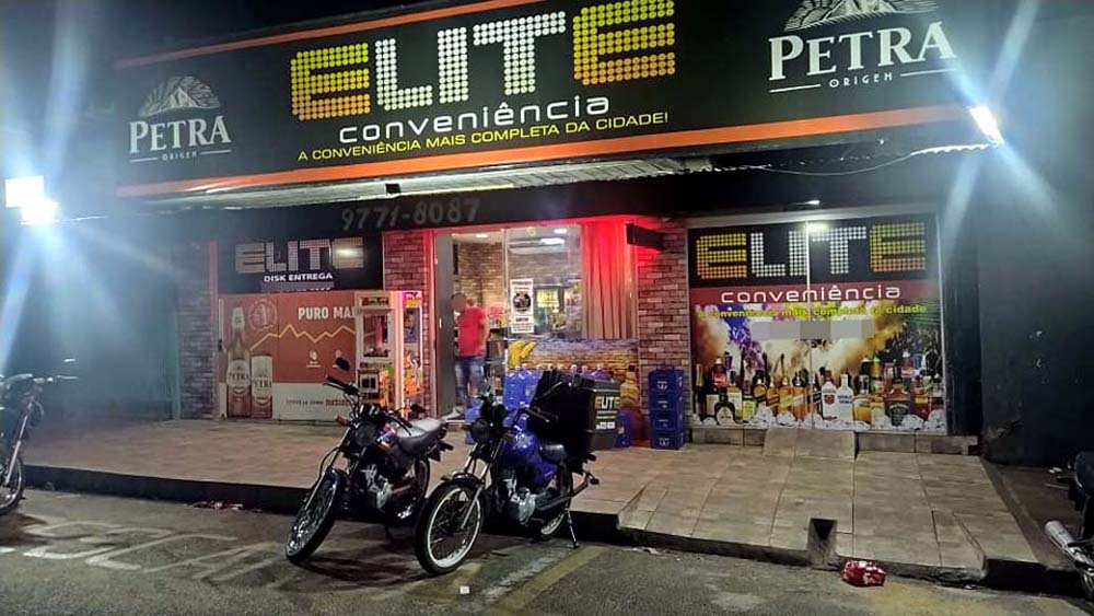 Briga aconteceu em frente da Elite Conveniência e jovem escapou da morte a tiros e a facada. Foto: MANOEL MESSIAS/Agência