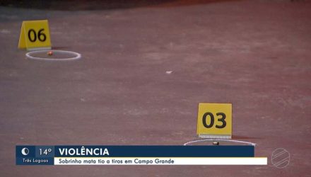 Perícia marca os locais onde foram encontradas munições deflagradas — Foto: Reprodução/TV Morena.