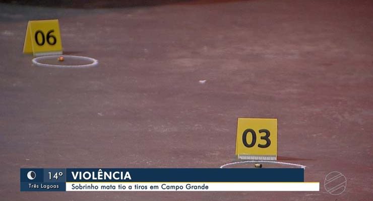 Perícia marca os locais onde foram encontradas munições deflagradas — Foto: Reprodução/TV Morena.