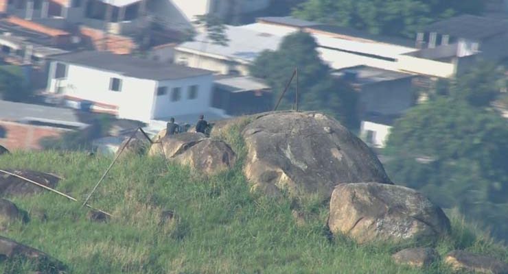 Imagens do Globocop mostram criminosos monitorando a movimentação na Vila Aliança do alto de um morro na região — Foto: Reprodução / TV globo.