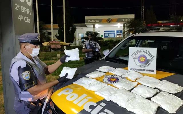 Bolivianas foram presas com 8,5 Kg de cocaína presas aos corpos. Foto: PMRv