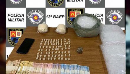 Foram apreendidos cocaína a granel  em microtubos, que peso 720 gramas, dinheiro, telefone celular, e mais de 3 mil microtubos vazios. Foto: DIVULGAÇÃO/PM