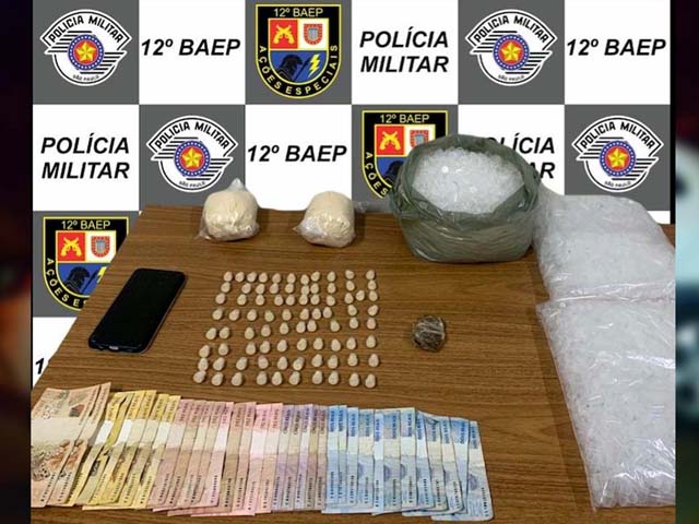 Foram apreendidos cocaína a granel em microtubos, que peso 720 gramas, dinheiro, telefone celular, e mais de 3 mil microtubos vazios. Foto: DIVULGAÇÃO/PM