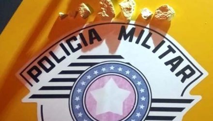 Foram apreendidas 6 pedras de "pasta base de cocaína", totalizando 34 gramas. Foto: DIVULGAÇÃO/PM