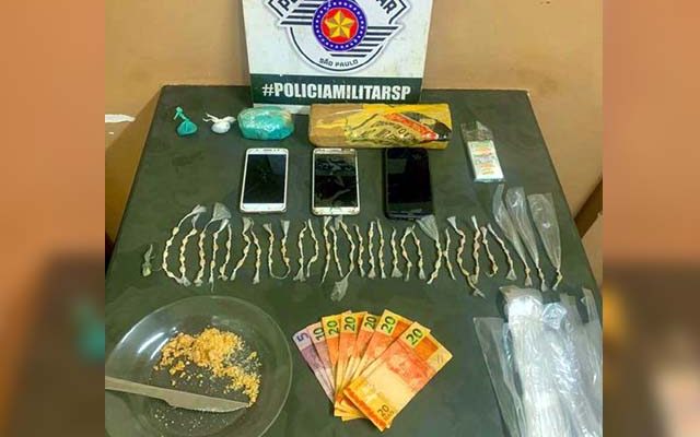 Foram localizadas porções de maconha, crack, e uma certa quantia em dinheiro, além de material para embalar a droga. Foto: DIVULGAÇÃO/PM