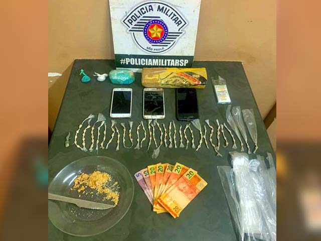 Foram localizadas porções de maconha, crack, e uma certa quantia em dinheiro, além de material para embalar a droga. Foto: DIVULGAÇÃO/PM