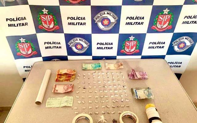 Foram apreendidos diversas porções de crack, maconha, dinheiro, petrechos para embalar a droga e pessoas presas. Foto: DIVULGAÇÃO/PM