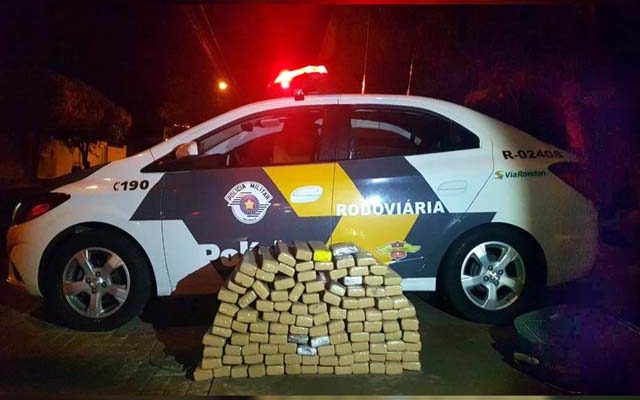 Foram apreendidos 998 papelotes de cocaína, 2 tijolos de pasta base da mesma droga, R$ 715,00 Reais, 1 Dólar (U$), 1 Celular Motorola, além de diversas carcaças e capas de celulares de marcas diversas. Foto: DIVULGAÇÃO/PM